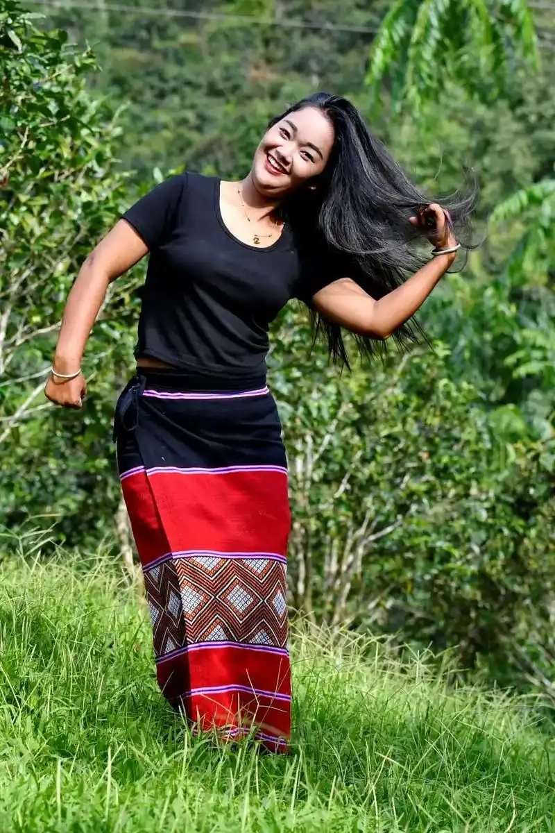 佤族姑娘相趣在佤山08#秀出你的民族范儿 #疲惫的生活里总要 - 抖音