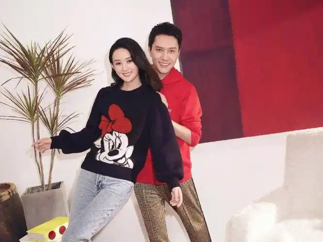 网上就有传闻称冯绍峰不忠《知否》里的丫鬟扮演者韩烨,导致两人分手