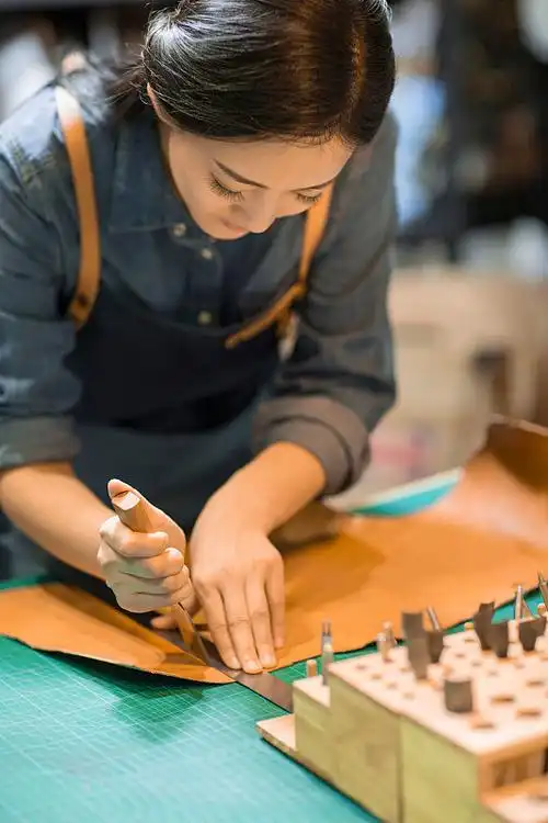 手工皮具匠人在工作室里工作图片下载