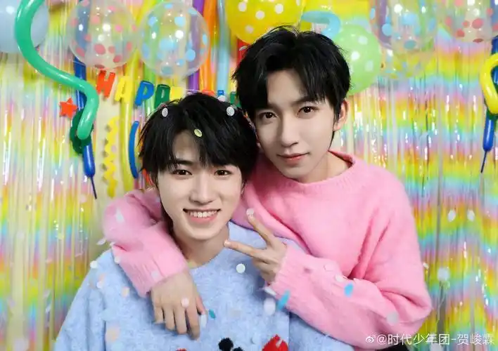 608字 从小时候到现在,就像第二人生的贺呵呵记者,他也在记录着别人的