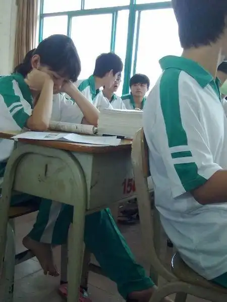 南方学生都光脚上学?