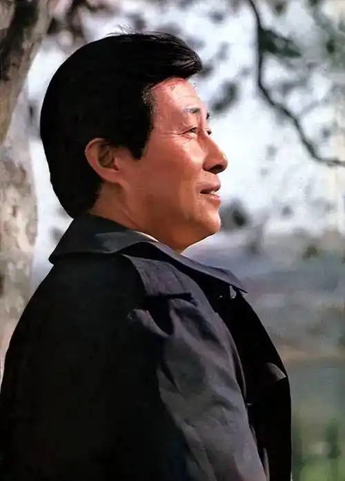 原创王心刚照顾患病妻子62年孩子们已是亿万富翁他却想做普通老头