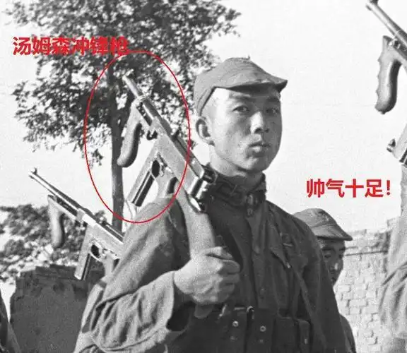 别的八路武器一般唯独这支八路装备精良人人一杆冲锋枪