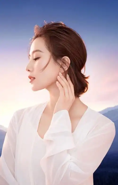 刘诗诗近照侧颜精致状态好工作室透露十月将回归