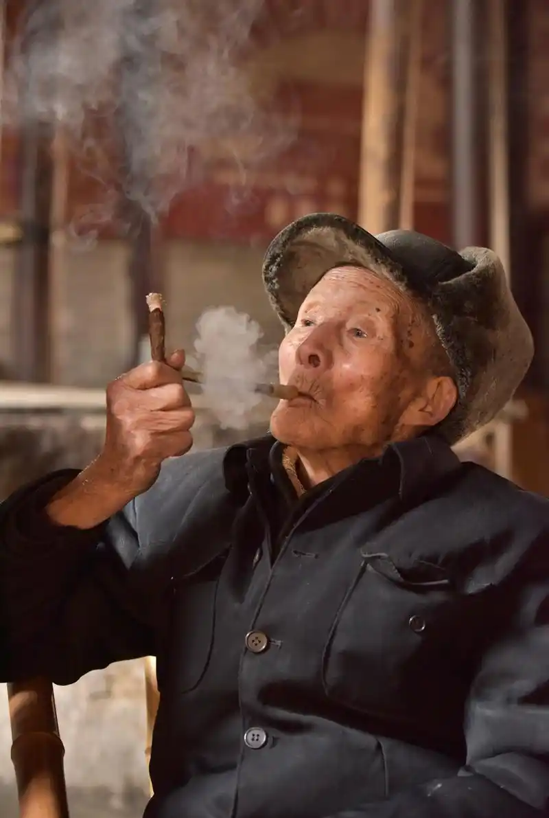 镜头下老茶馆的角,一群抽烟的老大爷们