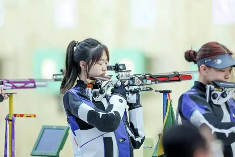 voice; to say sthto utter a cry发出喊叫声he uttered a snorting