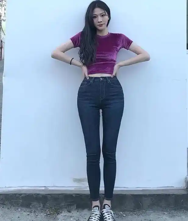 紧身牛仔裤小姐姐时尚穿搭润饰出纤长的腿部线条