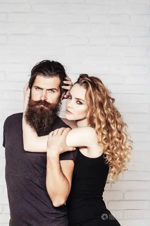 有胡子的男人和长着金色长发的女人