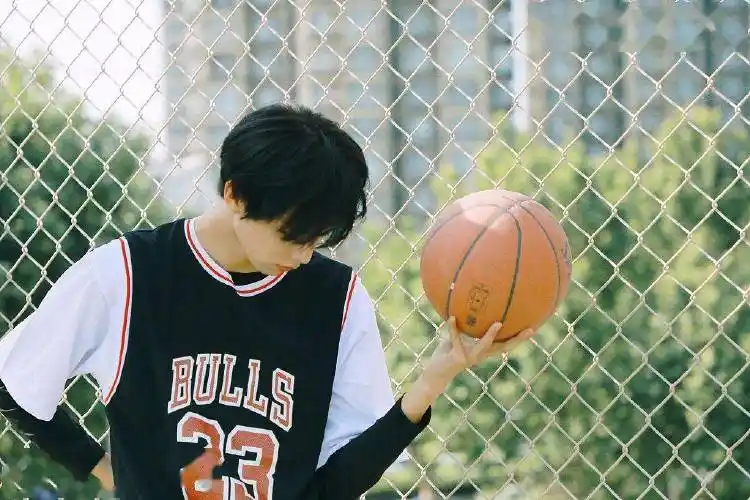 王敬轩发布玩篮球的运动写真 阳光帅气撩妹力满分