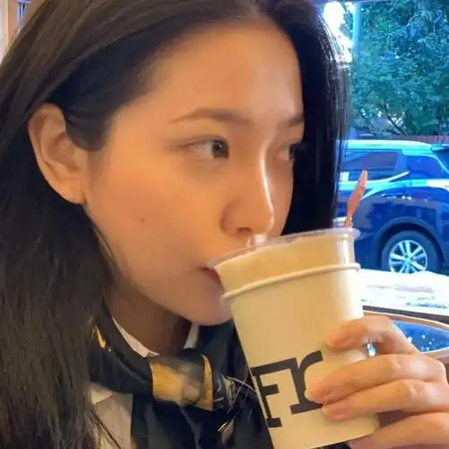 有无美女喝咖啡的头像