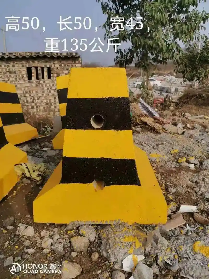 西安水泥隔离墩厂家 西安水泥桩厂家.