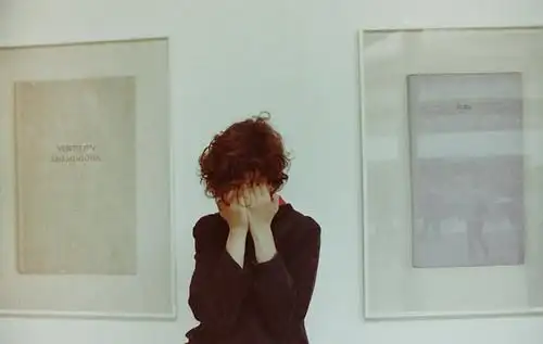 看完痛的哭了伤感的句子好词好句 有时候一瞬的绝望和悲伤瞬间就能把