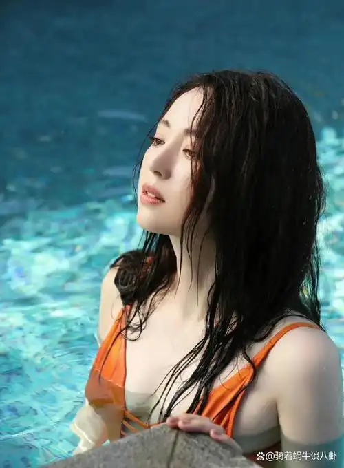 身材惊人的女明星董璇近日身着橙色泳衣亮相,让人惊叹她的美貌和身材.