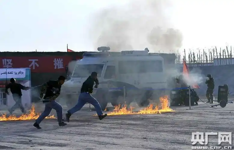 "恐怖分子"持自制爆炸物与武警特战队员在负隅顽抗(柯大为摄)