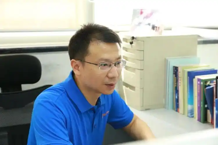 吾在异乡丁凯行进在探索宇宙的光辉大道上