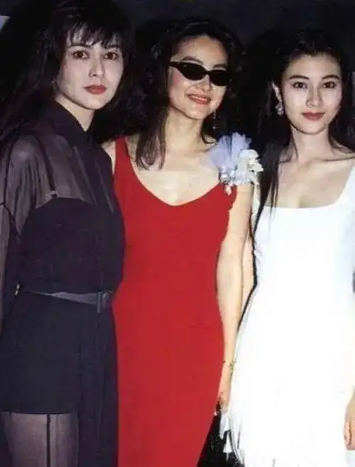 看她和李嘉欣,王祖贤的合照就知道了!
