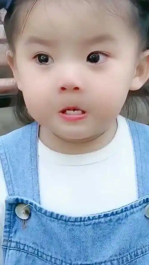 这个"咬牙切齿"的小萌娃表情,真是奶凶奶凶的,可爱极了