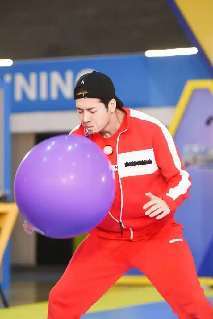 王嘉尔根本无法掩饰优秀的亚子让人着迷