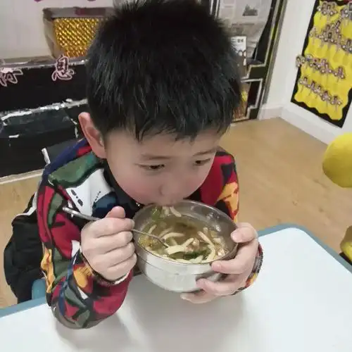 看我吃饭的样子,是不是也想尝一口呢?