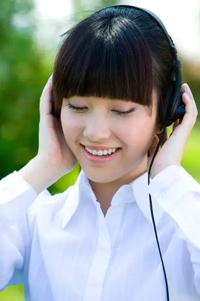 年轻女子听音乐