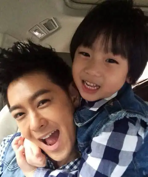 颜值不俗的星二代陈小春儿子也是痞痞的贾静雯不如女儿好看