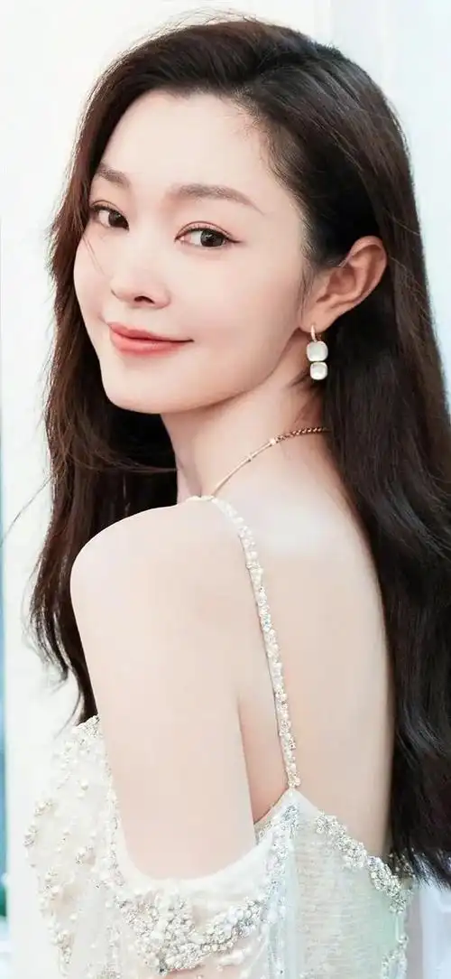 宋轶是一位备受瞩目的女演员,她的演技和颜值都备受赞誉.