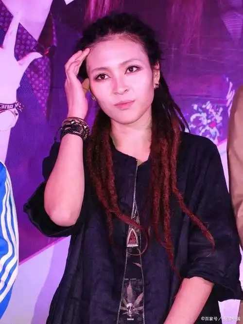 毕夏是一位有着甜美声线的歌手,曾经参加过《中国好声音》的比赛,成为