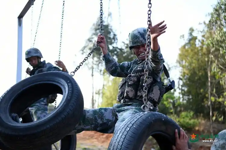 红土高原上,这群兵哥哥战酷暑,斗高温,训练更火热( / 1 )
