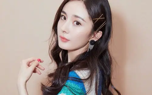 杨幂性感时尚写真卓桌面壁纸