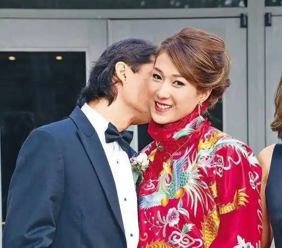 两人结婚不到四年已经诞下一子一女,jeremyleung则以钟嘉欣为中心