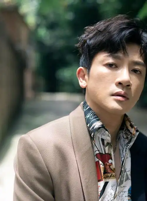 别的暂且不用多说什么,试问谁又能看出照片中,帅气的苏有朋已经45岁的