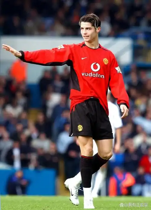 颜值巅峰期的c罗有多帅~意气风发,略带青涩,妥妥的校园足球初恋.