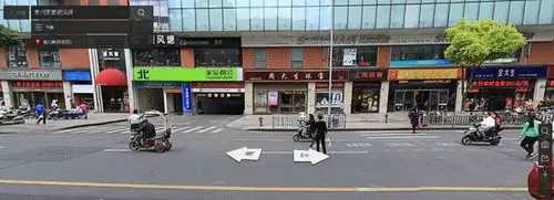 实拍现场:常州莱蒙商城门口发生车祸,一辆出租车撞飞行人,躺在马路