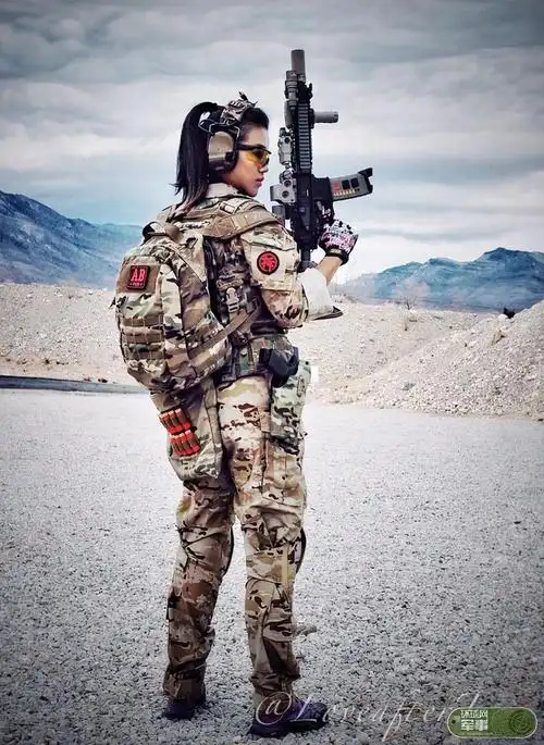 军服美少女手持各式武器枪械拍帅气写真_手机网易网