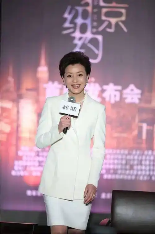 杨澜穿绿旗袍合影脚上虽有老态但气质好跟林心如像是同龄人