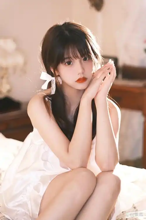 捕捉到一位可爱的小姐姐坐在床上,手托着脸,一副沉思的样子,真是让人