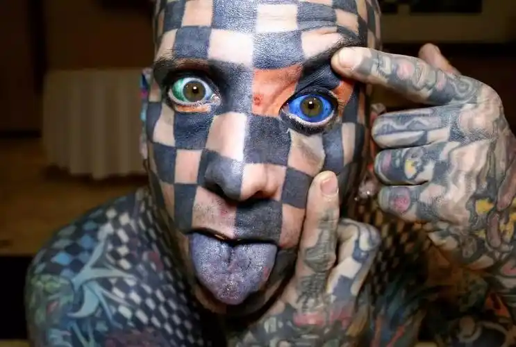 世界上纹身最多的人是谁,马特·岗恩将纹身纹到了眼睛里(覆盖率99%)