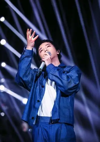 华晨宇出席《歌手》,穿蓝色套装清爽感十足,内搭白t恤有少年感