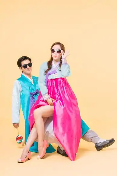 身着韩服(韩国传统服饰)的愉快的韩国男女夫妇图片