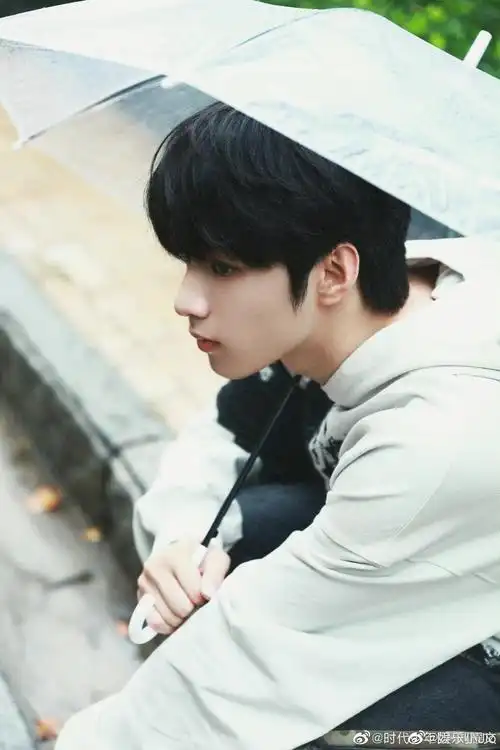 刘耀文晒撑伞live图狠狠拿捏氛围感弟弟的照片也太有质感了吧
