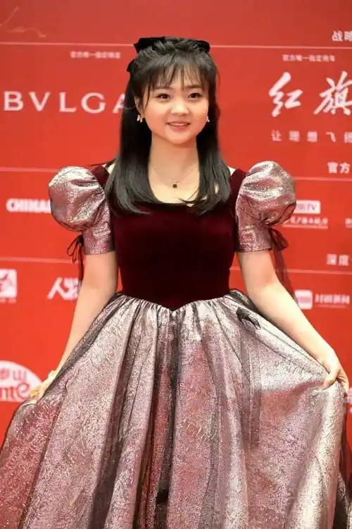 林妙可北影活动造型太土气网友没救了赶紧退出娱乐圈