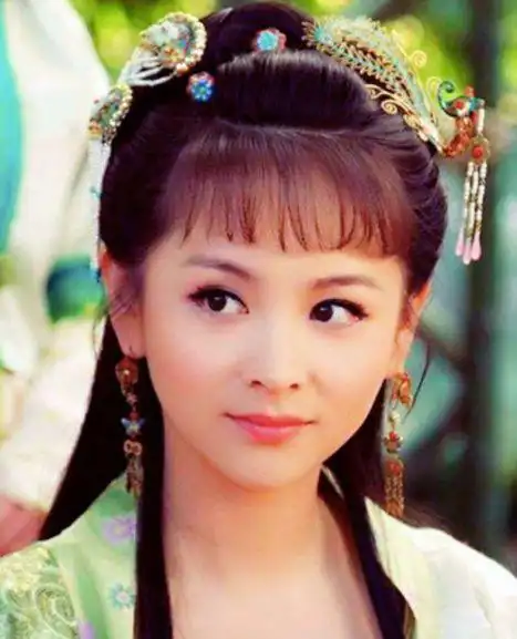 但其实在《美人心计》之前,邓莎还差点成为了新版《红楼梦》里"薛宝钗