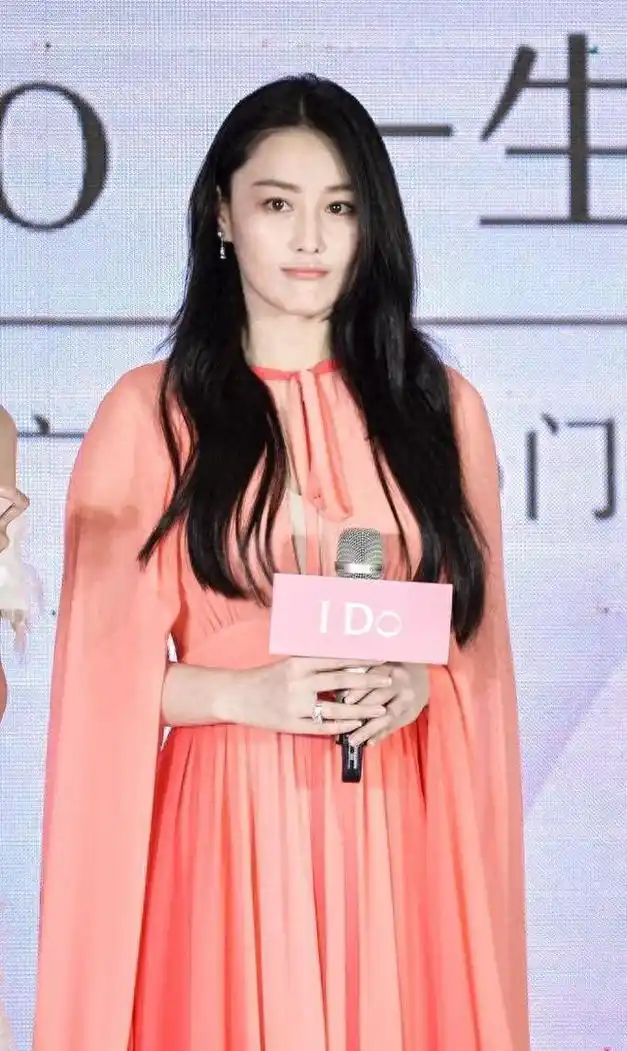 张馨予长发才最美穿粉色连衣裙化身粉红佳人女的看见也被迷住