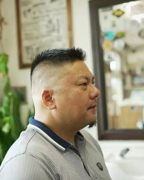 夏季男发别乱剪,想要清爽还是两侧铲短发型,时尚还帅气