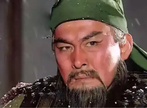 眉头棱角分明如同刀切,颜色也非常深,网友看了照片直言眉毛像"关公"