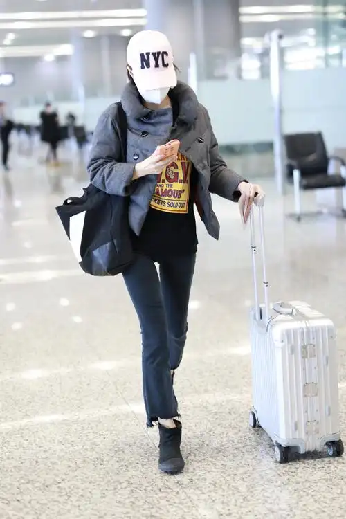 马伊琍穿高级灰低调有气质 美腿纤细修长很吸睛