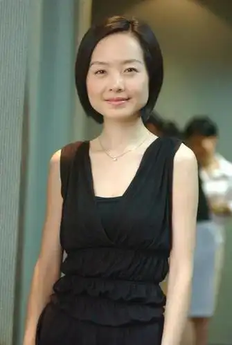 陈鲁豫终于换发型,穿军绿色的连体裤配粉色运动鞋,减龄20岁不止