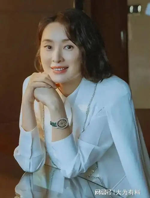 在网上公开了发布了一张和神秘男子的合照,引发网友热议,照片中,吴越