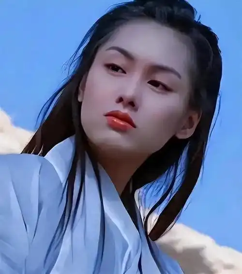 54岁朱茵老态明显,住深山残屋,开普通旧车,却称嫁给他很幸福