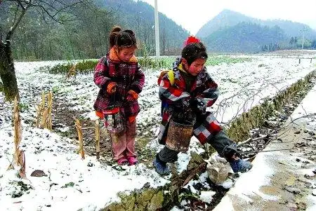 雪中穿着凉鞋上学"火炉女孩"让人心疼(图) - 无悔的爱 - 爱我所爱☆无